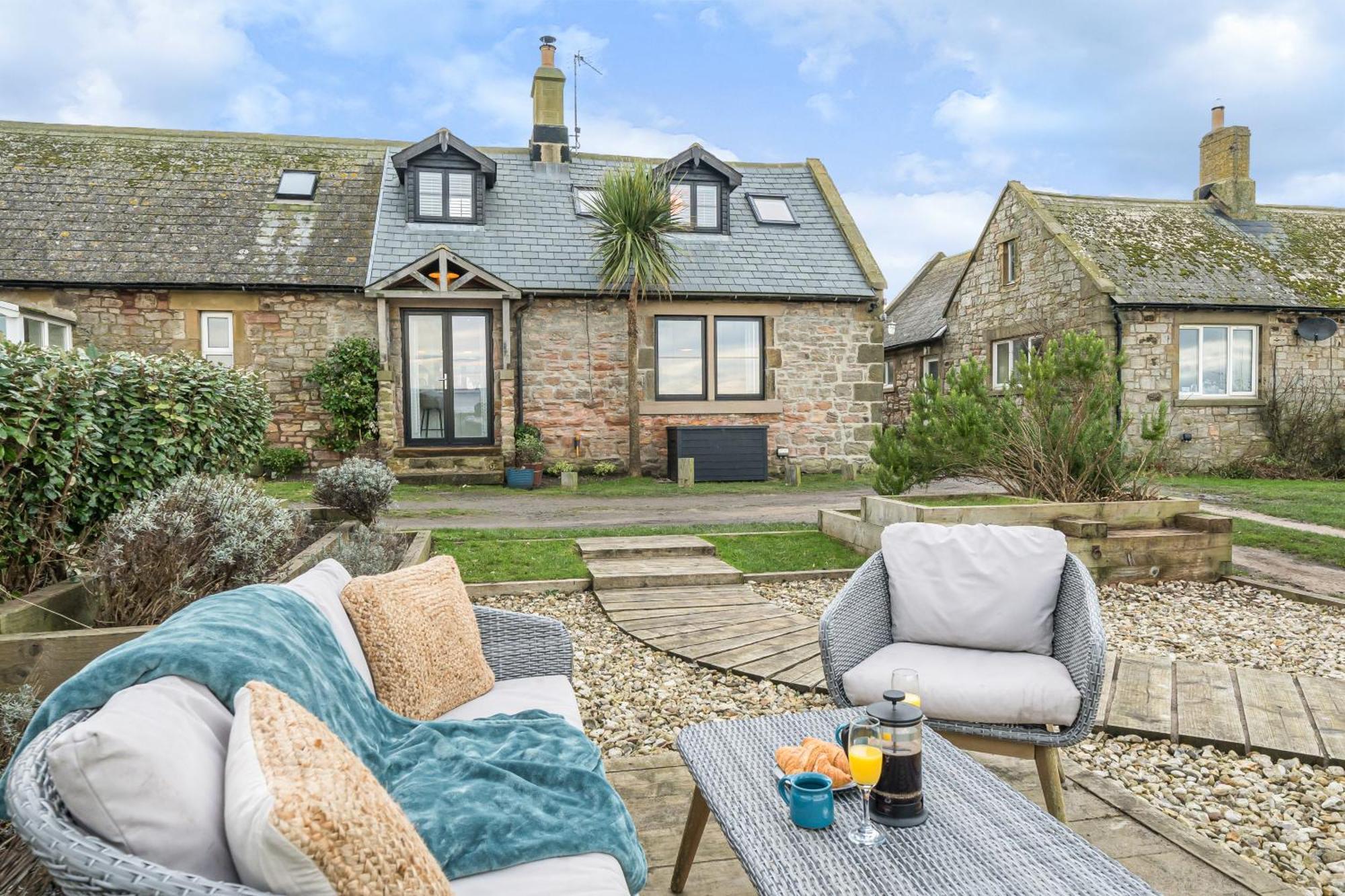 Luxurious & Modern On-the-beach Family Retreat Holiday home *