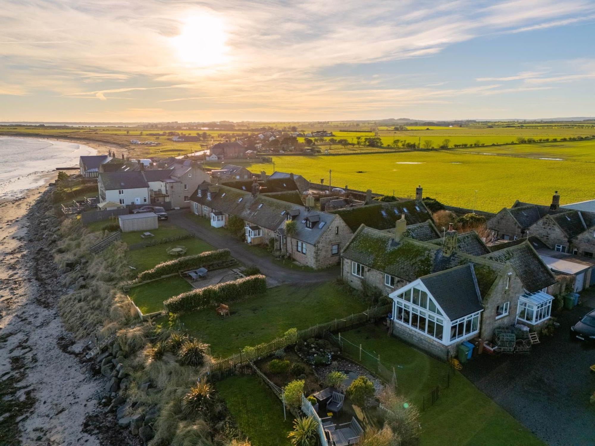 Luxurious & Modern On-the-beach Family Retreat Boulmer